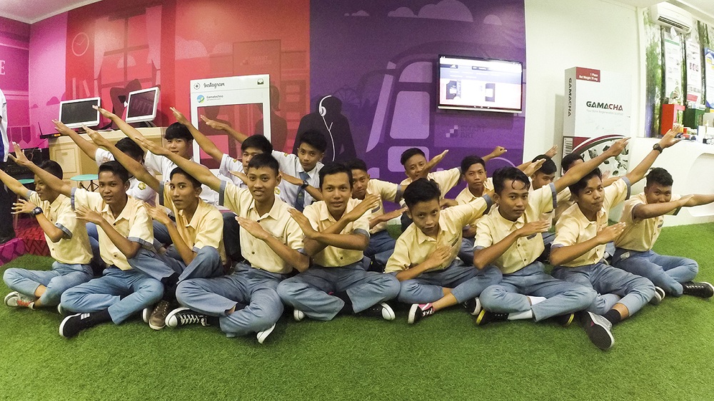 Keseruan teman-teman TKJ SMK Manba’ul ‘Ulum Cirebon di Demoroom