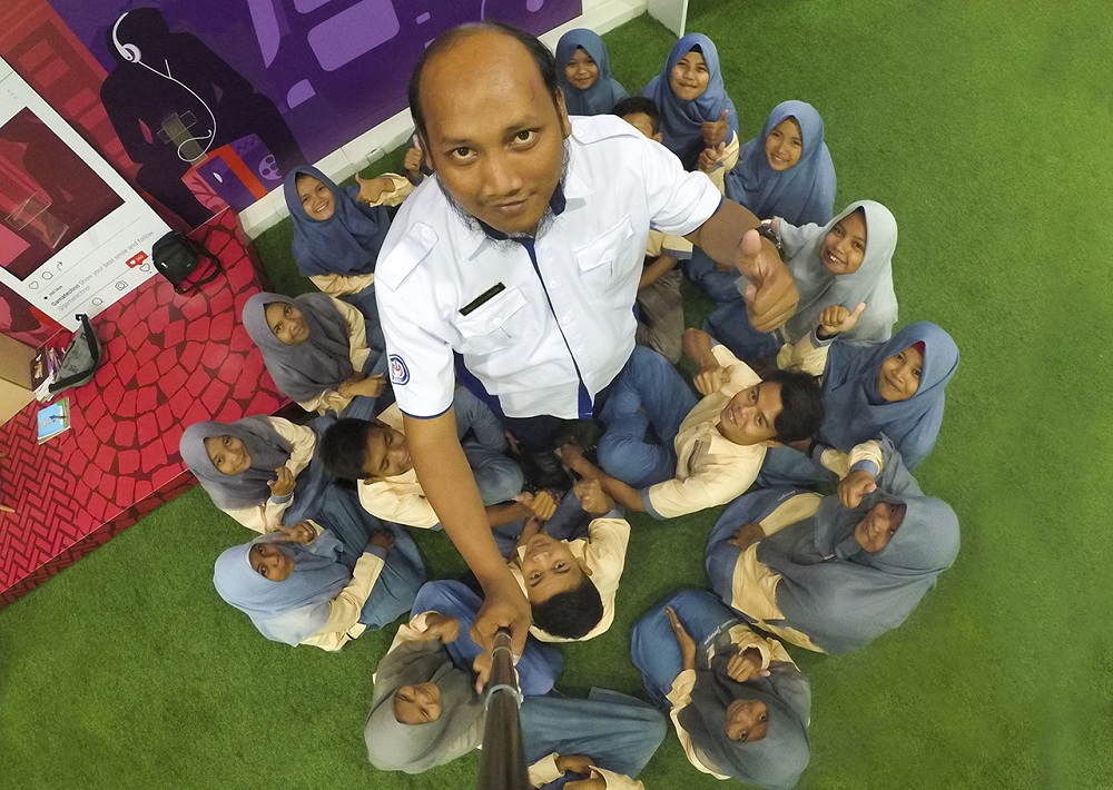 Pak Guru pendamping tak mau kalah eksis dengan teman-teman TKJ SMK Manba’ul ‘Ulum Cirebon