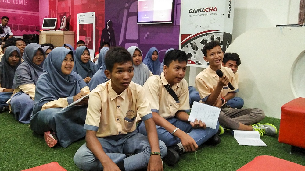 Teman-teman SMK Manba’ul ‘Ulum Cirebon antusias bertanya di sesi diskusi