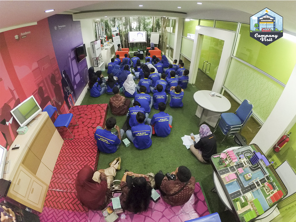 Sesi materi Company Visit SMK Bina Harapan ke Gamatechno
