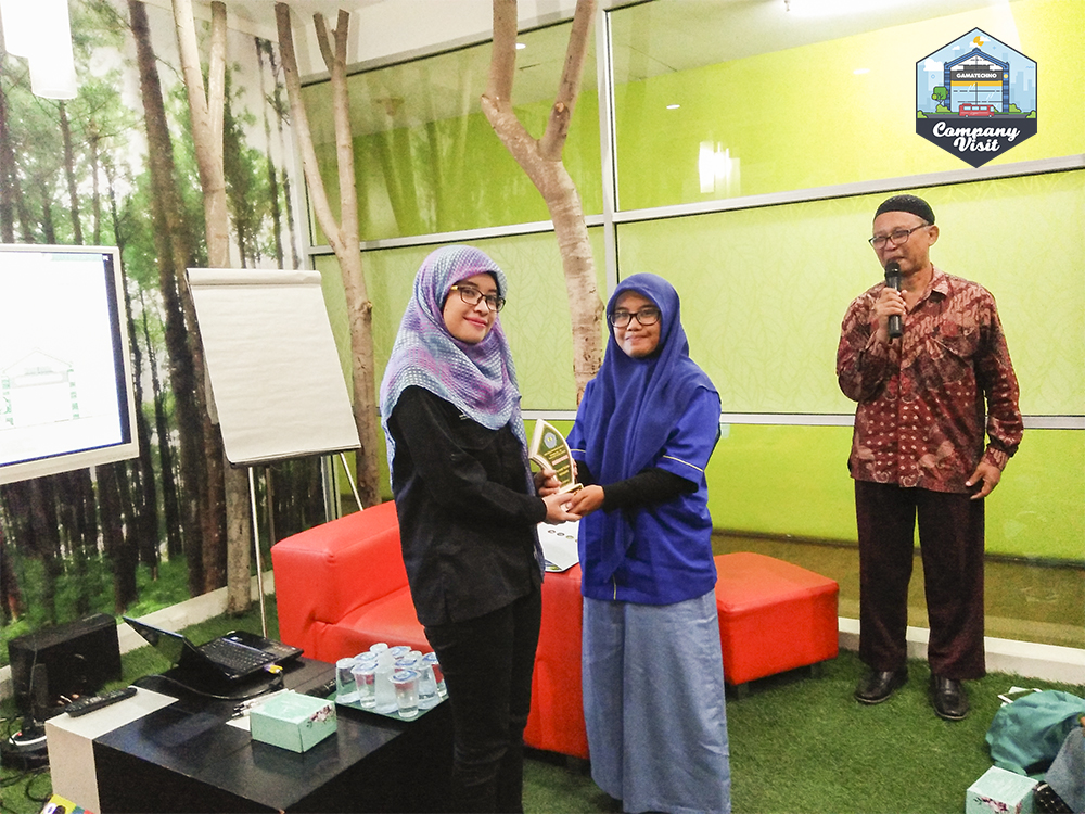 Company Visit SMK Bina Harapan ke Gamatechno cinderamata oleh-oleh